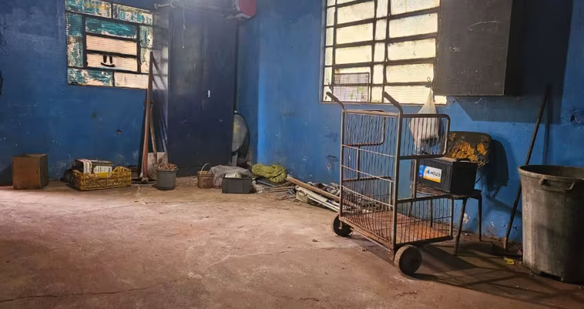 AMPLO BARRACÃO  PRINCIPALMENTE PARA ENTRADA E SAÍDA DE CAMINHÕES.