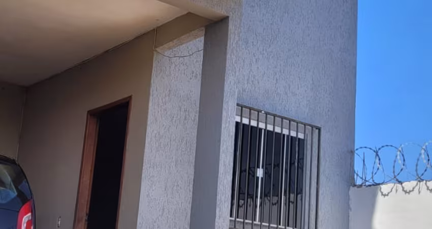 Casa de dois pavimentos,com ótimo acabamento.
