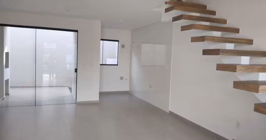 Lindo Sobrado Geminado com 3 quartos sendo 1 suíte a venda no Iririu só 445 mil