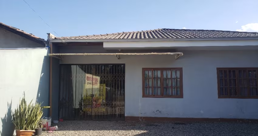 CASA COM 2 QUARTOS,VAGA COBERTA PARA ALUGAR NO JARDIM IRIRIU SÓ 2.000 +TXS