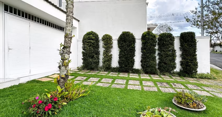 Casa de condomínio para venda tem 220 metros quadrados com 6 quartos
