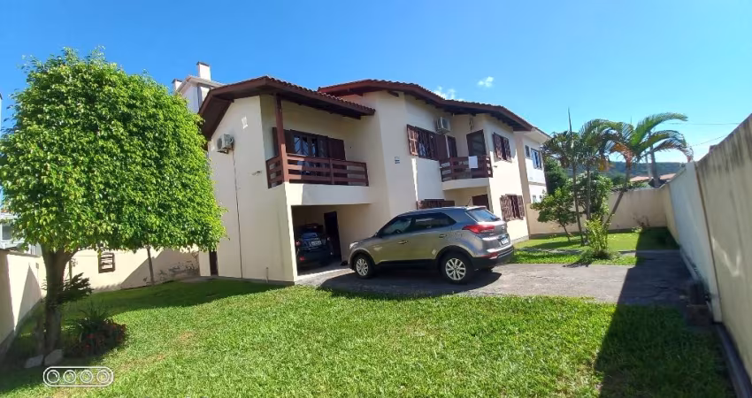 Casa espaçosa dispõe  223m2 privativos localização tranquila no Ingleses