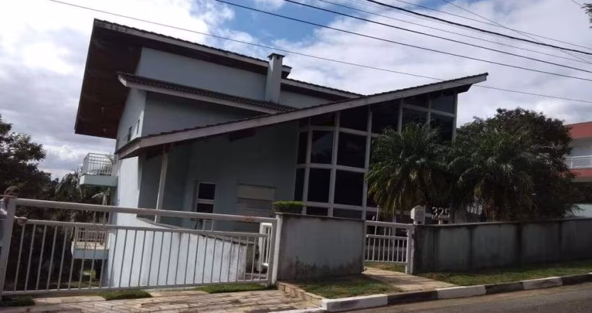 SOBRADO À VENDA NO CONDOMÍNIO ARUJÁZINHO III - 3 SUÍTES - PISCINA - CHURRASQUEIRA - QUINTAL - 6 VAGAS.
