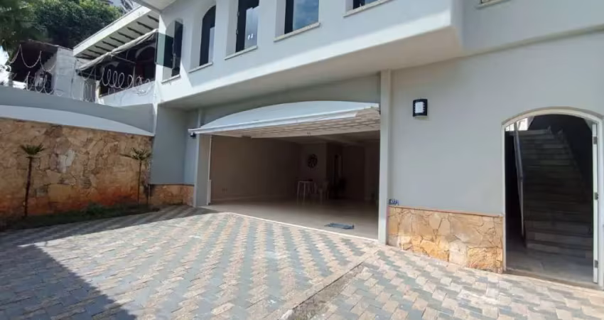 Casa assobradada reformada na Vila Rosália, com 3 dormitórios 5 vagas na garagem,  piscina e churrasqueira.
