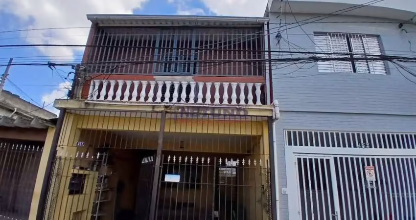 Casa térrea na vila sabrina com 04 dorms, sala de estar, cozinha, 03 wcs, 02 vagas, em ótimo local.