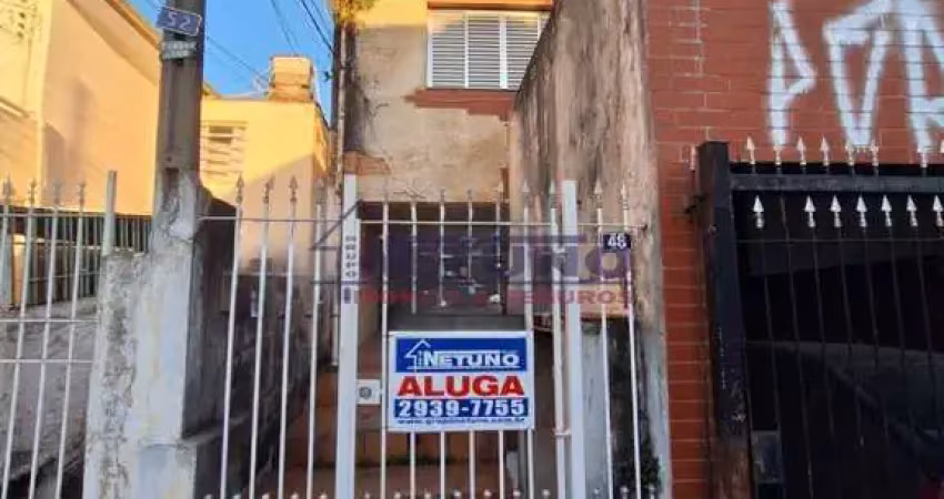 Casa com 1 quarto grande, cozinha, banheiro e área de serviço. opção de vaga coberta por r$ 200,00