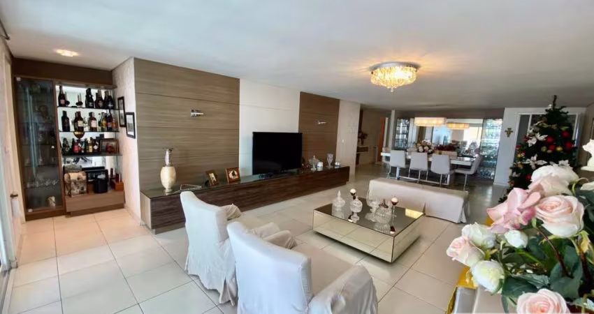 Apartamento com 3 suítes e área de lazer em Tambaú