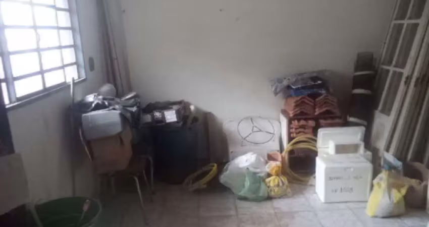Sobrado para  reforma total,   em  ótima localização
