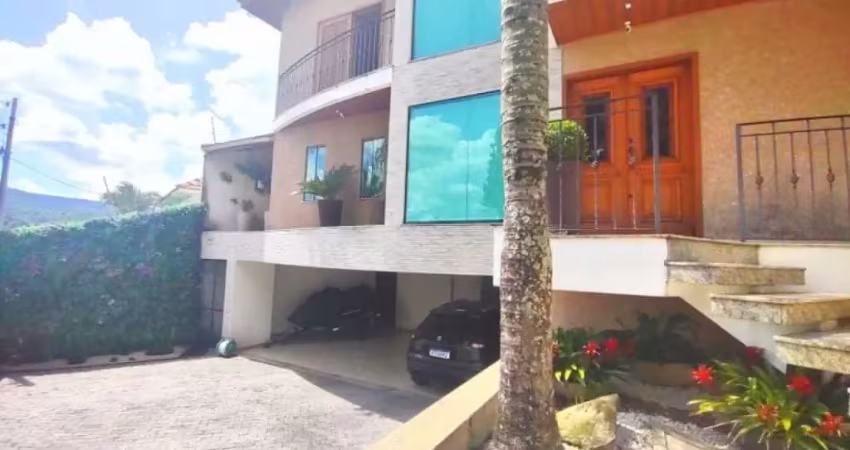 Sobrado de 3 suítes, 6 vagas, piscina e churrasqueira, a venda próximo a serra da cantareira