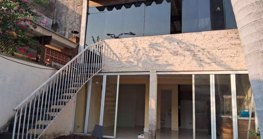 Sobrado com ponto comercial para venda.