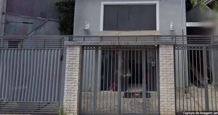 Prédio comercial com ampla estrutura, garagem para vários carros e pronto para uso.