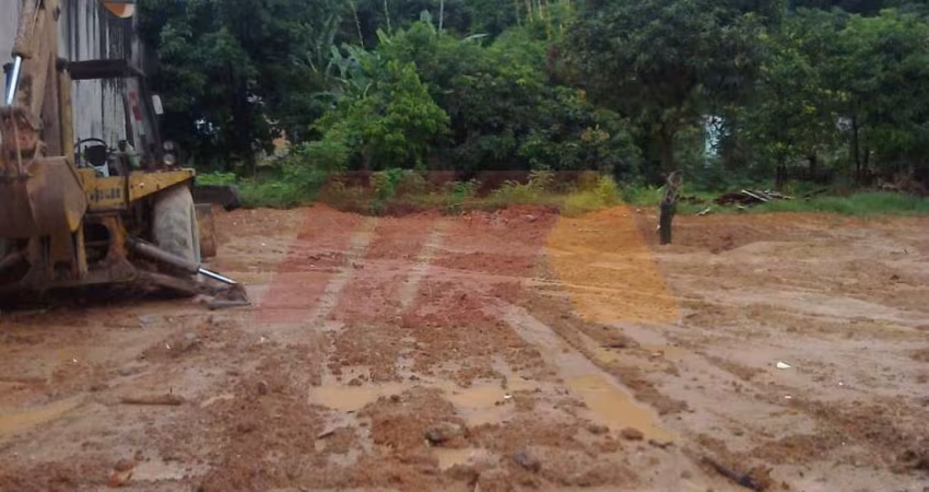 Terreno para garagem de caminhões, ônibus ou maquinas.