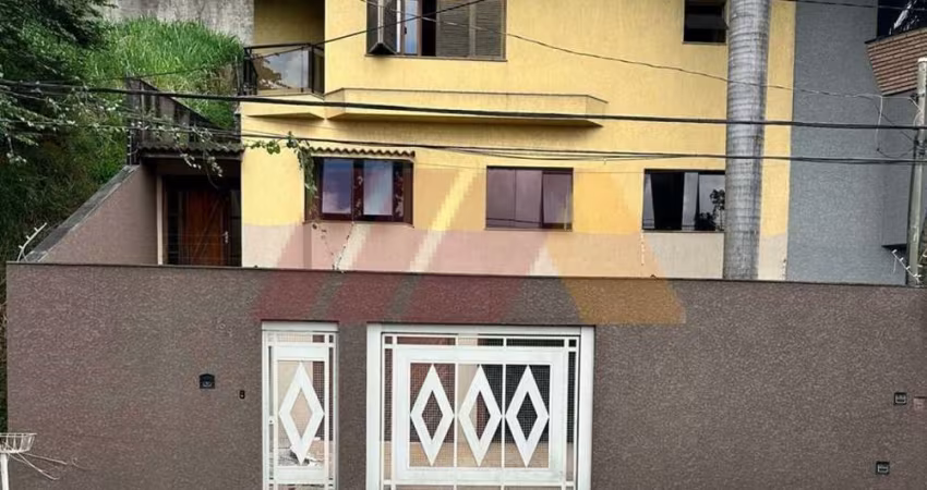 Sobrado para venda, com 4 suítes, e 6 vagas de garagem. Localizado no Jardim Guapira
