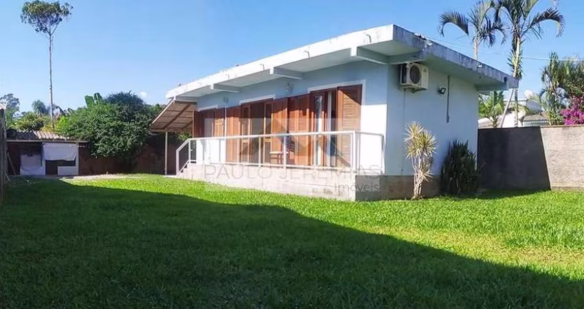 Descubra o seu novo lar em Ratones, Florianópolis! Esta encantadora casa de 70 m² de área útil é a combinação perfeita de conforto e praticidade. Com 2 dormitórios bem iluminados, você terá espaço suf