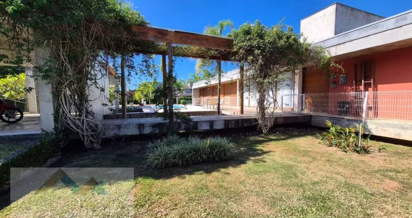 Alugue casa em S. João do Rio Vermelho, Florianópolis: 3 dorms, 1 suíte, 2 banheiros, 337m² por R$12.000. Conforto e espaço!