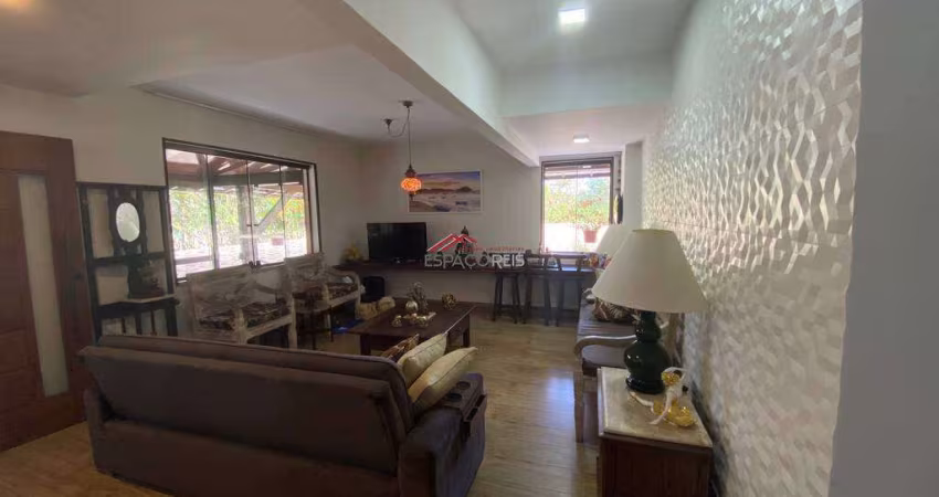 Casa tipo Apartamento de 03 Quartos + (Anexo com 02 quartos) toda reformada em porcelanato colada à Rua das Pedras