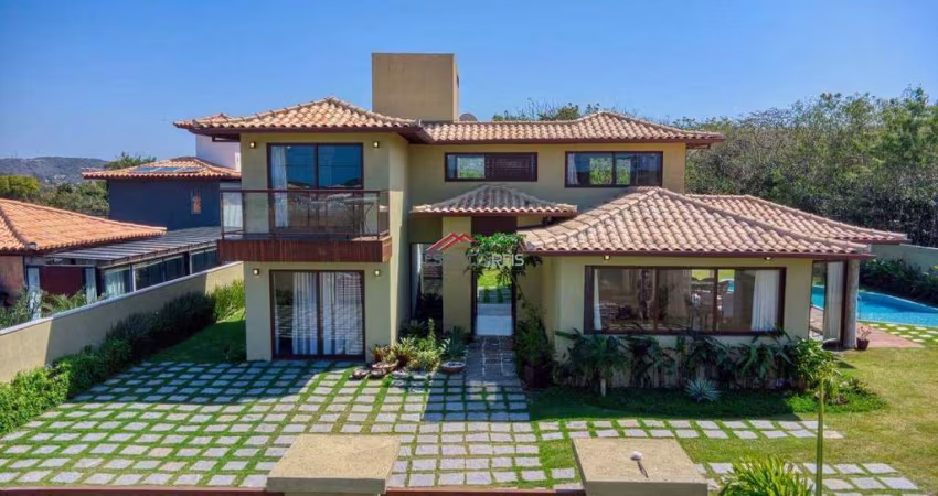 Linda casa recém construída em terreno de 1000M², com 05 suítes, piscina e área gourmet, no Centro da Cidade, a 950m da rua das Pedras