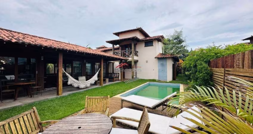 Casa com piscina e lazer privativo.