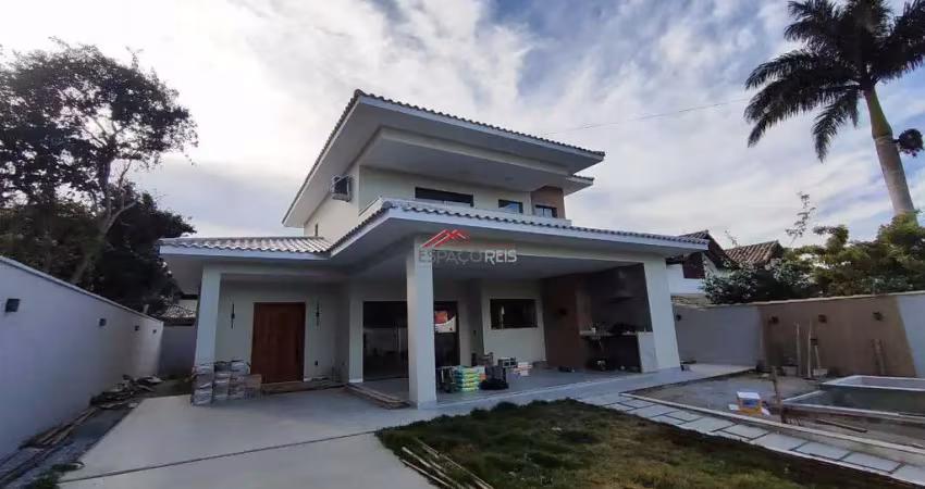 Casa à venda com 03 suítes e piscina em condomínio em búzios