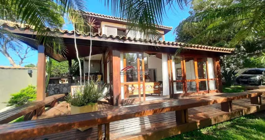 Aluguel anual búzios: casa de condomínio na ferradura, a 150m da praia, com 04 suítes.