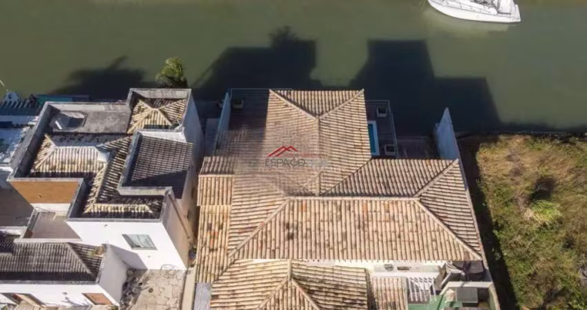 Casa com 06 quartos e piscina na beira do canal na marina em búzios