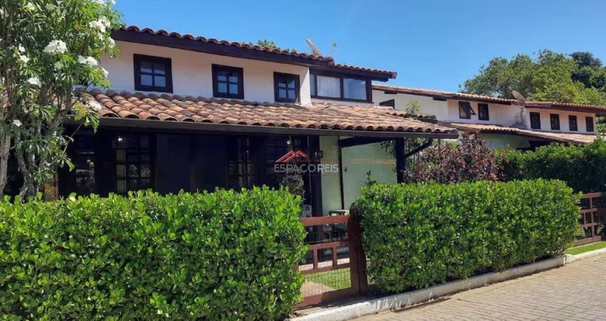 Vende casa em condomínio a 300m da praia de Manguinhos, com 04 suítes e quintal privativo com deck e pergolado