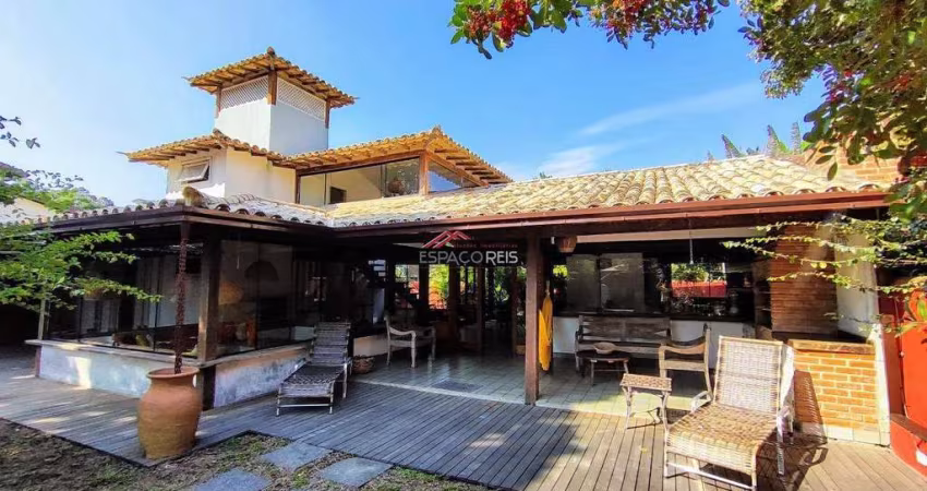 Casa à venda com 03 suítes a poucos passos da praia de Manguinhos