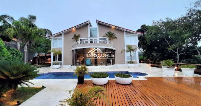 Mansão de 600m de área construída, na ferradura com vista mar, 06 quartos, piscina e a 30m da areia da praia.