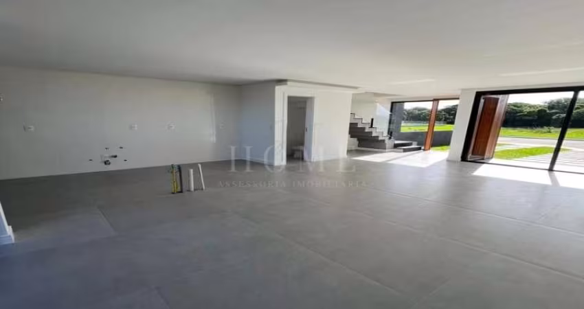 CASA GEMINADA COM 3 DORMITORIOS, 3 SUITES, BEM LOCALIZADA!