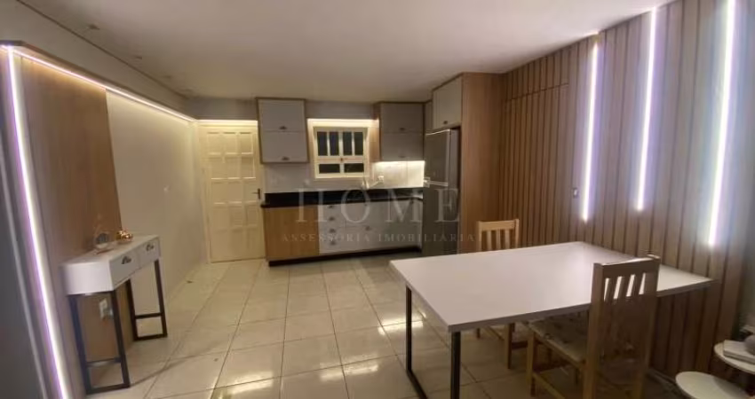 CASA COM 2 DORMITÓRIOS, 1 SUÍTE, SEMI-MOB, GARAGEM FECHADA!