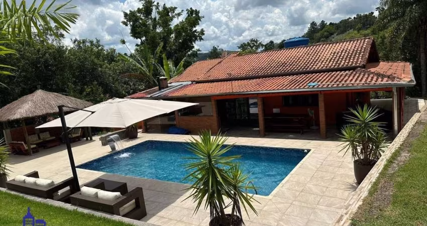 LINDA CHÁCARA COM 2.500 M²/CASA SEDE /PISCINA/ÁREA GOURMET COM ESCRITURA À VENDA EM SÃO ROQUE