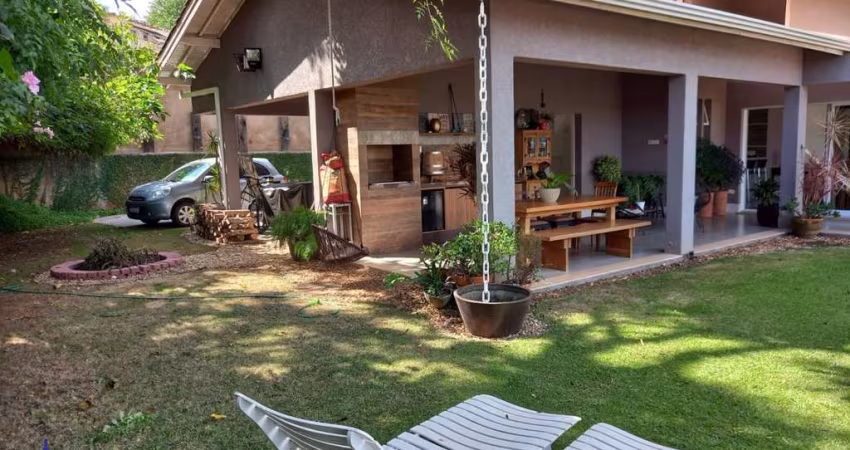 LINDA CASA TÉRREA COM 3 SUITES/ ÁREA GOURMET/4 VAGAS À VENDA NO CONDOMINIO PARQUE DAS GRAÇAS I EM ATIBAIA