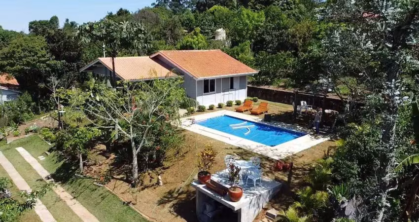 Linda chácara de 2.160 m²/casa sede/piscina à venda em condomínio em ibiúna