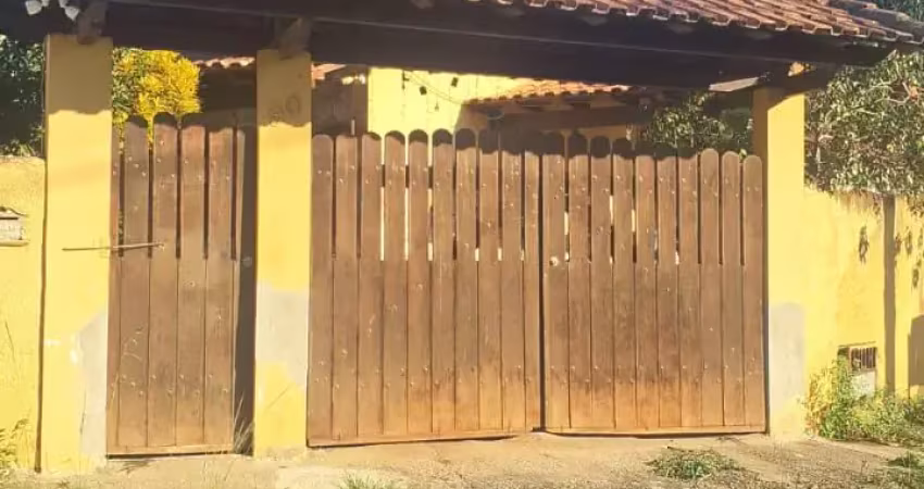 VENDO UMA EXCELENTE CASA EM ARARUAMA NO BAIRRO OUTEIRO