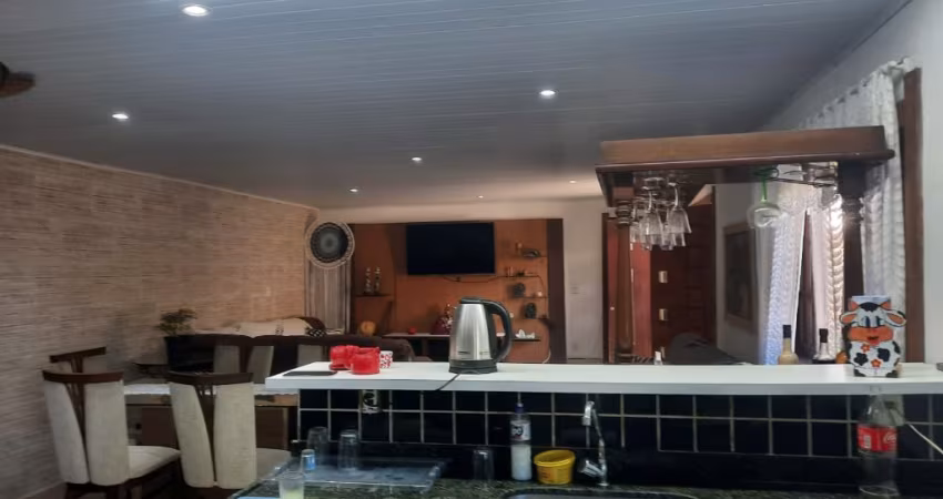 VENDO UMA EXCELENTE CASA COM 5 QUARTOS NA PRAIA EM ARARUAMA NO BAIRRO PRAIA SECA