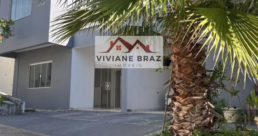 VENDO CASA DE TRES QUARTOS DENTRO DE CONDOMINIO EM SAQUAREMA