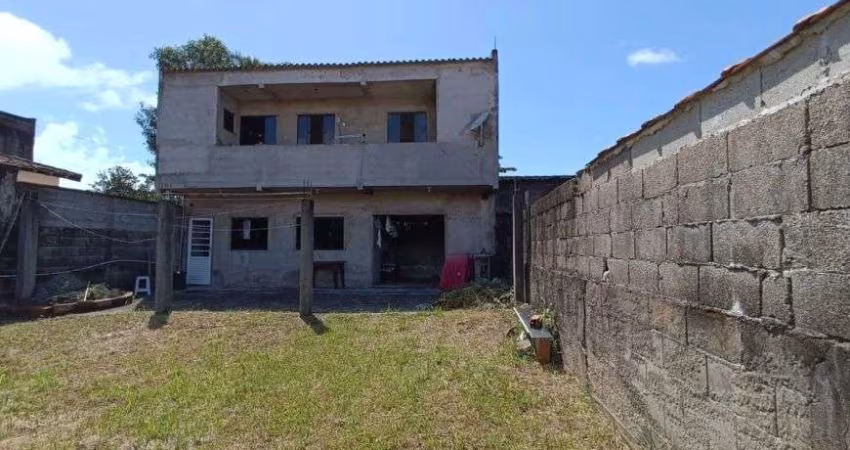 Casa com 3 quartos e espaço para piscina em Itanhaém.