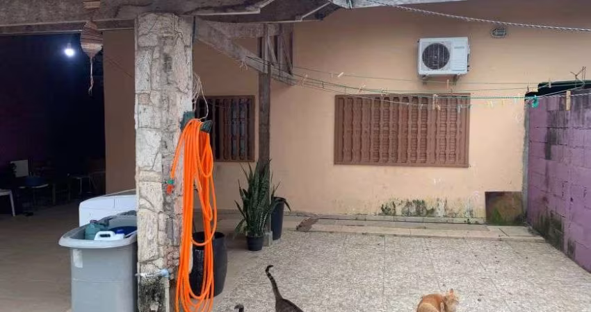 Casa com edícula e 3 quartos em Peruíbe.