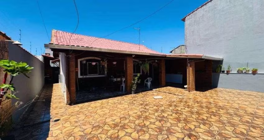 Casa com 2 quartos, espaço para piscina e área gourmet com churrasquera em Itanhaém.