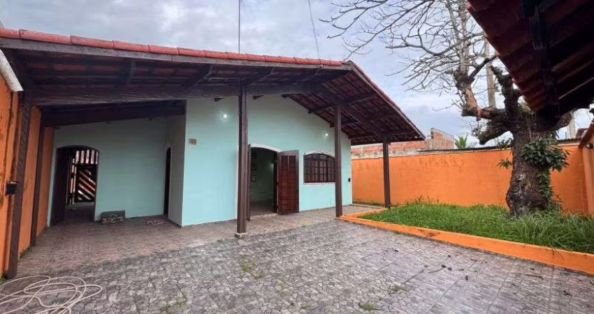 Casa com 2 quartos, edícula e área gourmet com churrasqueira em Itanhaém.