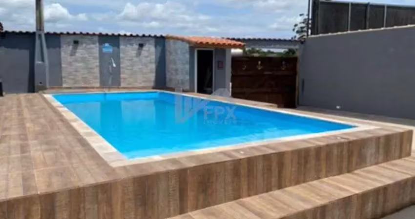 Casa com piscina, 2 quartos e área gourmet com churrasqueira em Itanhaém.