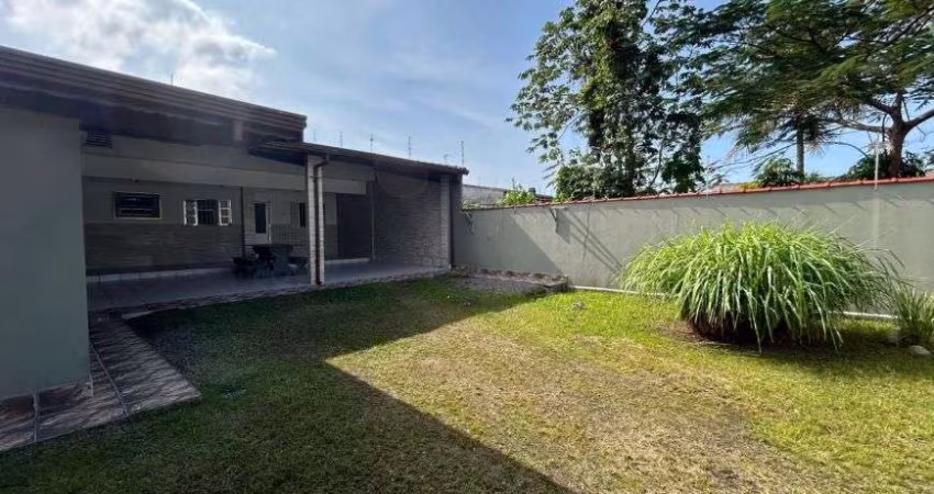 Casa com 2 quartos, área gourmet com churrasqueira e jardim em Itanhaém.