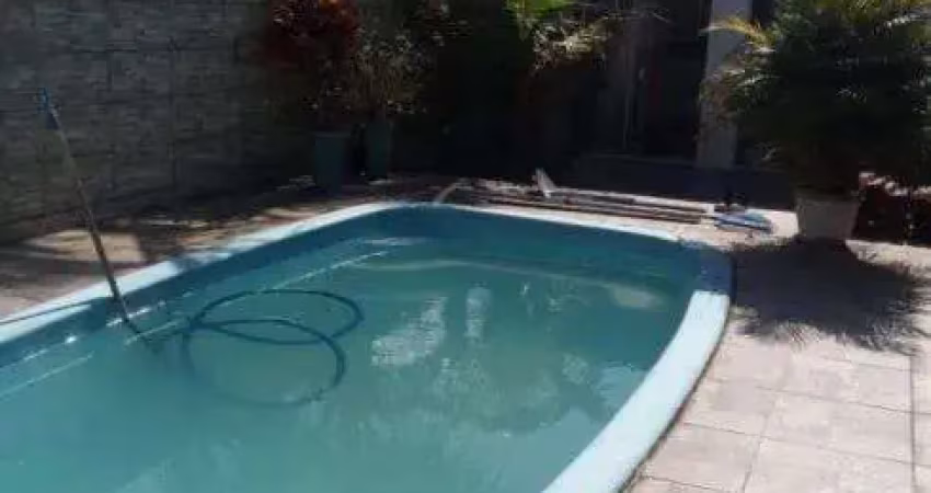 Casa com 2 quartos, piscina e churrasqueira em Mongaguá.