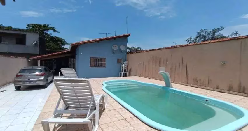 Casa com 2 quartos, piscina e área gourmet com churrasqueira em Itanhaém.