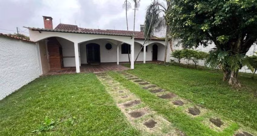 Casa com 2 quartos, churrasqueira e jardim em Itanhaém.