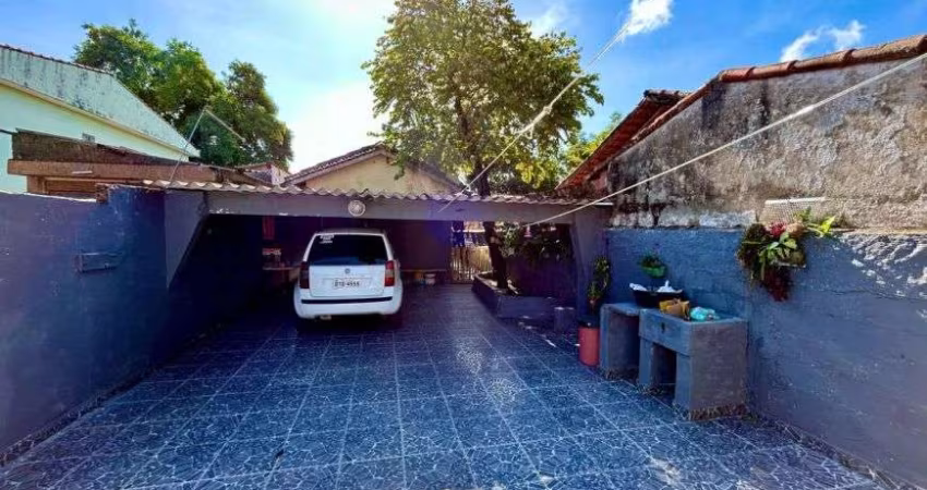 Casa à 500m do mar com espaço para piscina e jardim em Itanhaém.