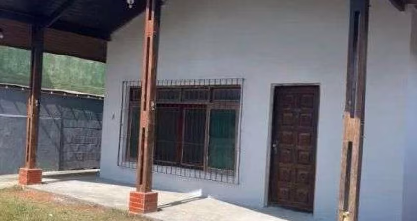 Casa com 2 quartos e espaço para piscina em Itanhaém.