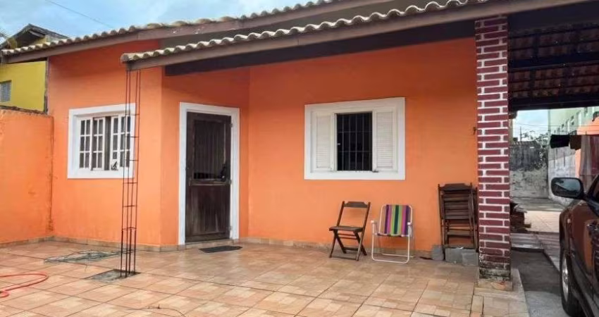 Casa com 2 quartos e espaço para piscina em Itanhaém.