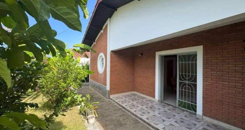 Casa na praia com 3 quartos, jardim e área gourmet com churrasqueira em Peruíbe.