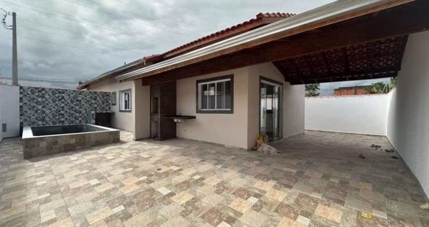 Casa com 2 quartos, piscina e área gourmet com churrasqueira em Itanhaém.